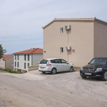 Penthouse Kvesic شقة تروغير